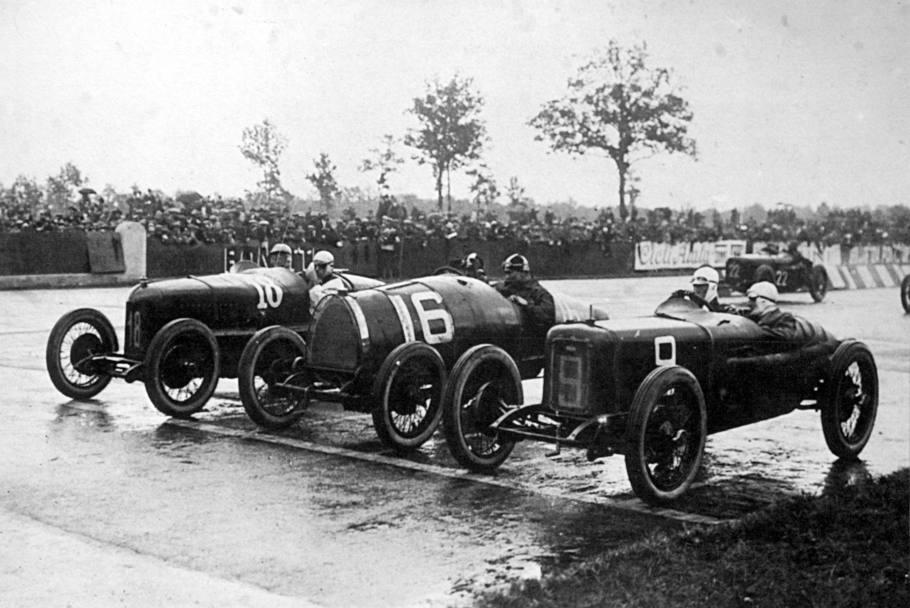 10 settembre 1922: sulla linea di partenza la Fiat 804 di Pietro Bordino, la Bugatti di De Vizcaya e la Diatto numero 9 di Guido Meregalli (Radaelli)